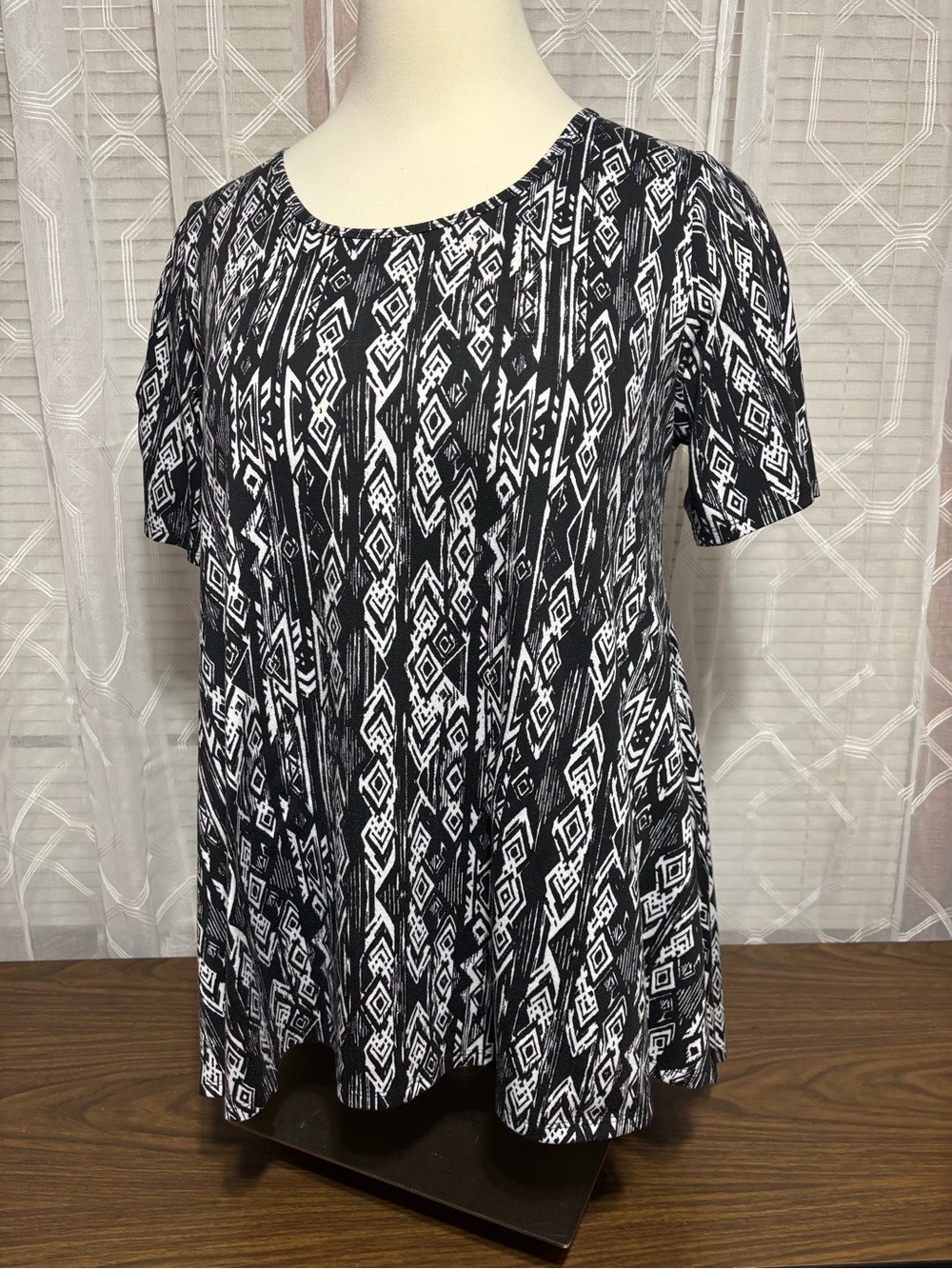LuLaRoe 2X Black/White Geometric Scoop Neck Women's Top 23p2p high:low hem 30/34